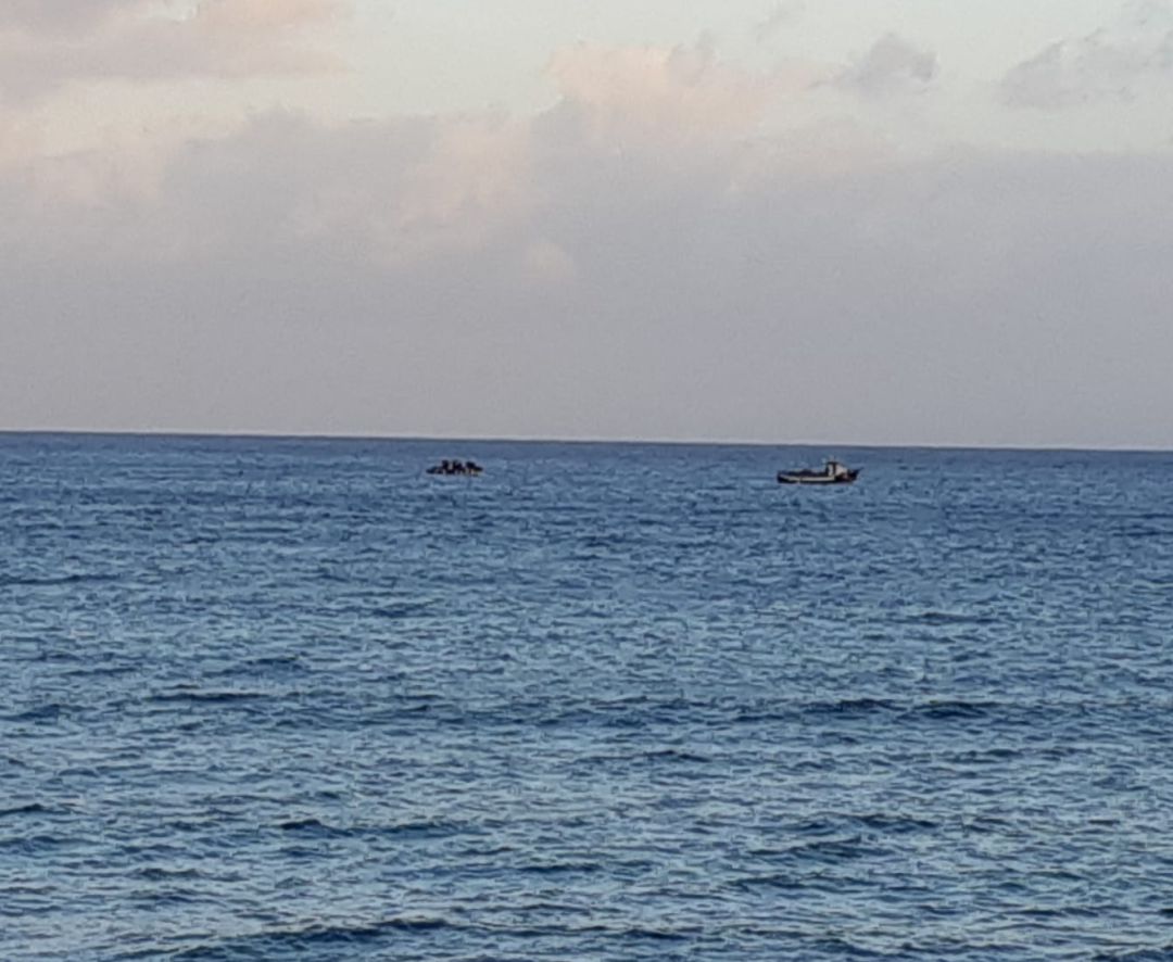 La embarcación confundida con una patera frente a Playa Honda, en Lanzarote. La embarcación confundida con una patera frente a Playa Honda, en Lanzarote.