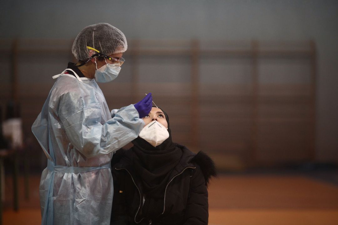 Un sanitario realiza test de antígenos de detección del covid, en la Zona Básica de Salud de Felipe II, en Móstoles, en una imagen del pasado mes de diciembre. Un sanitario realiza test de antígenos de detección del covid, en la Zona Básica de Salud de Felipe II, en Móstoles, en una imagen del pasado mes de diciembre.