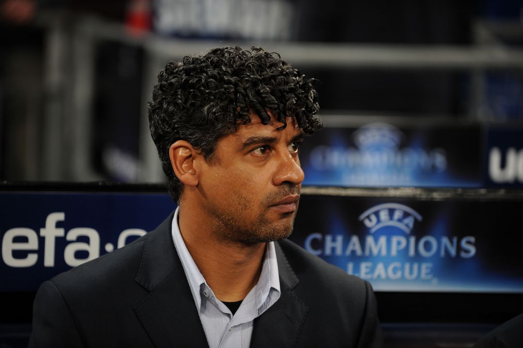 Frank Rijkaard contempla un partido del Barcelona en Champions League Frank Rijkaard contempla un partido del Barcelona en Champions League