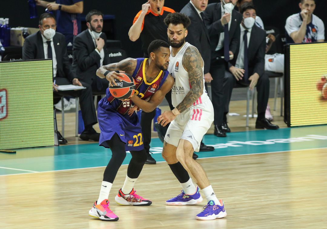 Cory Higgins defendido por Jeffery Taylor en la victoria del Barça Cory Higgins defendido por Jeffery Taylor en la victoria del Barça