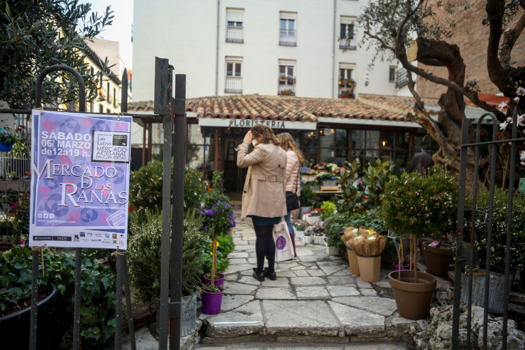 Una floristería anuncia con un cartel el mercado de las Ranas, un mercado al aire libre creado por Asociación de comerciantes del Barrio de las Letras. Los establecimientos del barrio abren para compartir su oferta comercial, turística, cultural y gastronómica. Una floristería anuncia con un cartel el mercado de las Ranas, un mercado al aire libre creado por Asociación de comerciantes del Barrio de las Letras. Los establecimientos del barrio abren para compartir su oferta comercial, turística, cultural y gastronómica.