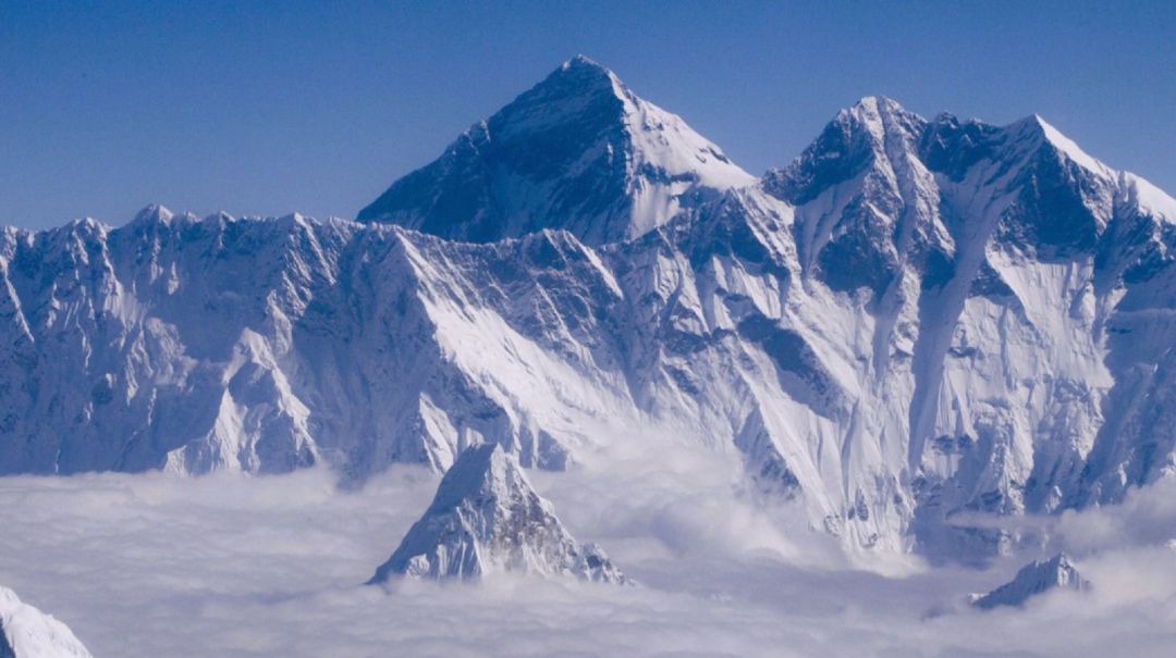 El Everest, visto desde el aire, en 2013 El Everest, visto desde el aire, en 2013