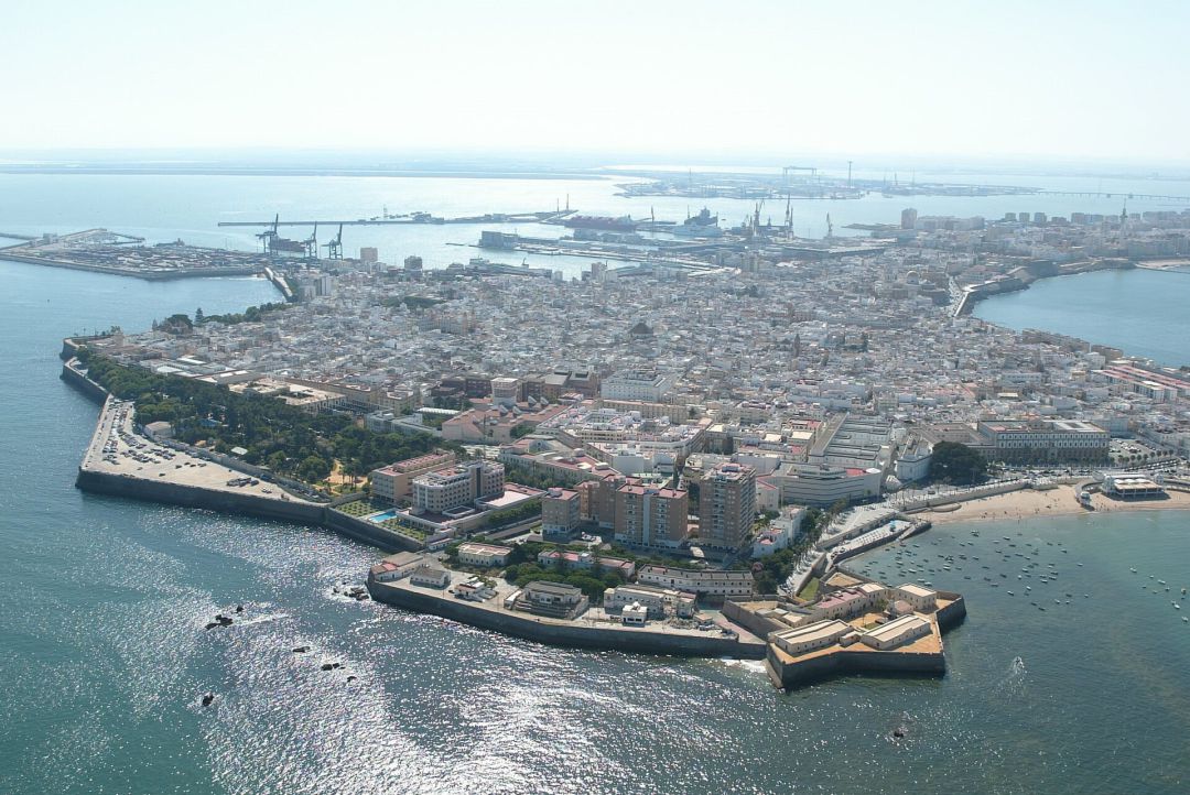 Archivo - Vista aérea de la ciudad de Cádiz Archivo - Vista aérea de la ciudad de Cádiz