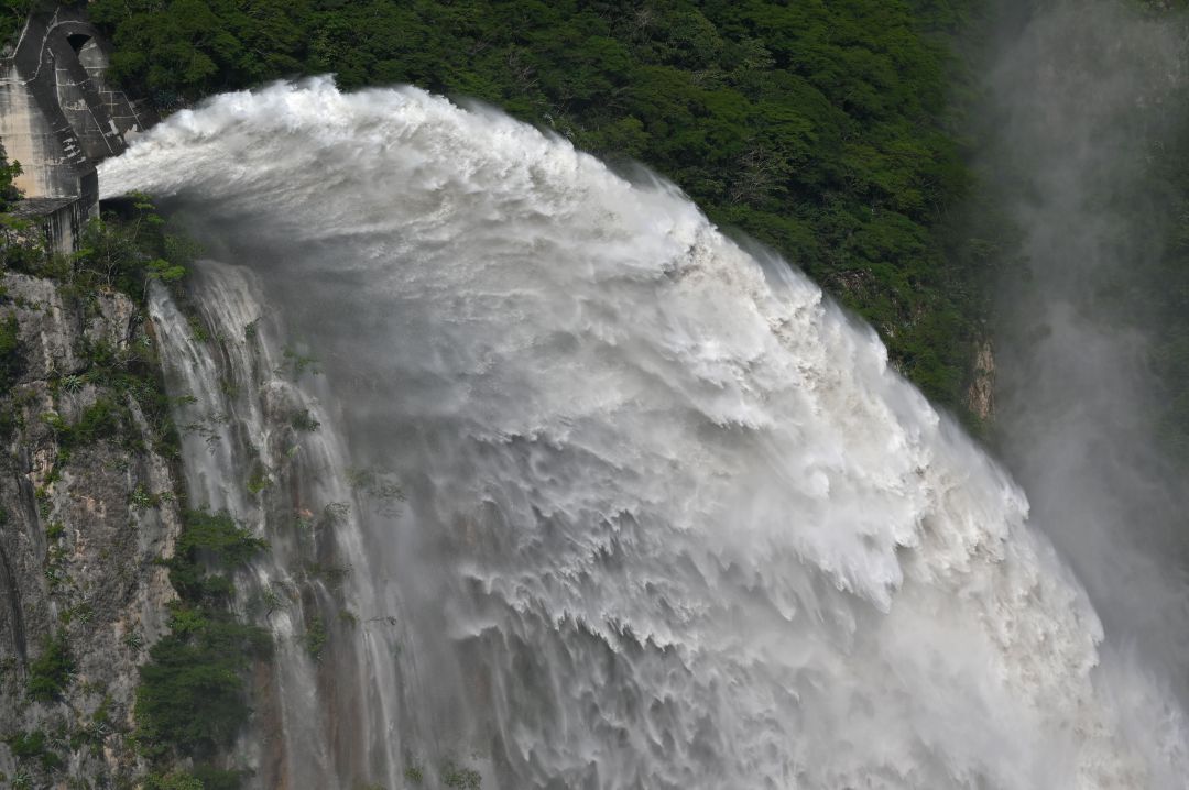 Salto de agua de una central hidroeléctrica Salto de agua de una central hidroeléctrica