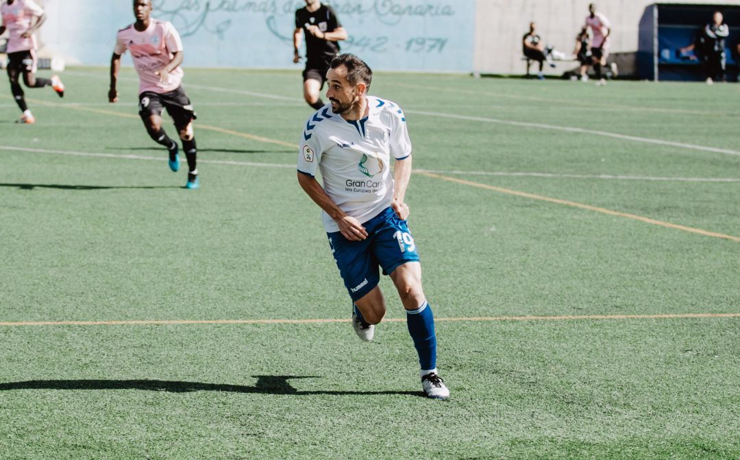 El onubense López Silva, durante un partido con su actual equipo, el Tamaraceite. El onubense López Silva, durante un partido con su actual equipo, el Tamaraceite.