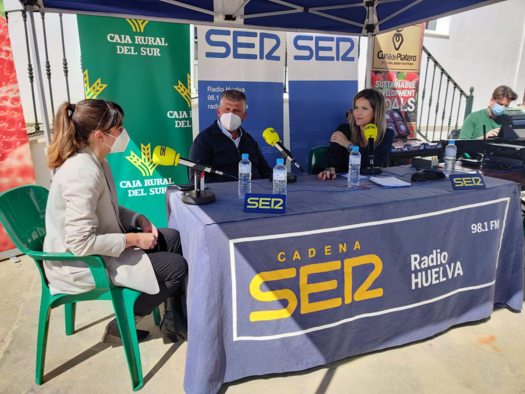 De izquierda a derecha: María Almansa de RRHH, Rafael Aperao vicepresidente de la Cooperativa "Cuna de Platero" y Ana Gil periodista de la SER De izquierda a derecha: María Almansa de RRHH, Rafael Aperao vicepresidente de la Cooperativa "Cuna de Platero" y Ana Gil periodista de la SER