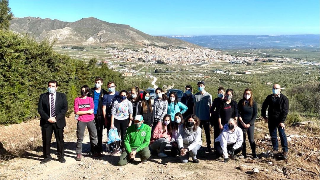 Foto de familia con alumnas y alumnos del IES Juan López Morillas, trabajadores y representantes de las diferentes entidades, la alcaldesa de Jódar, Mª Teresa García, agachada, segunda por la derecha Foto de familia con alumnas y alumnos del IES Juan López Morillas, trabajadores y representantes de las diferentes entidades, la alcaldesa de Jódar, Mª Teresa García, agachada, segunda por la derecha