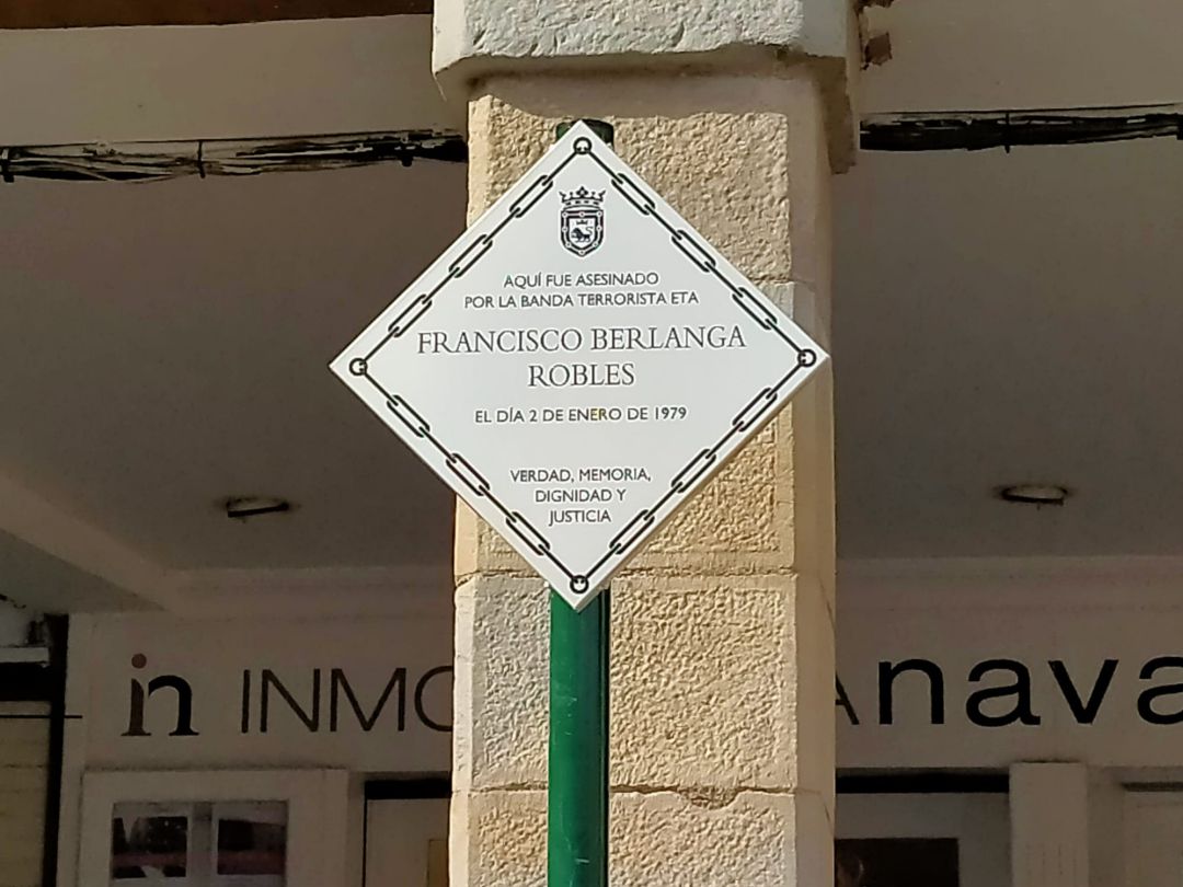 Placa en homenaje a Francisco Berlanga Robles, asesinado en 1979 en la Plaza del Castillo de Pamplona por la banda terrorista ETA Placa en homenaje a Francisco Berlanga Robles, asesinado en 1979 en la Plaza del Castillo de Pamplona por la banda terrorista ETA