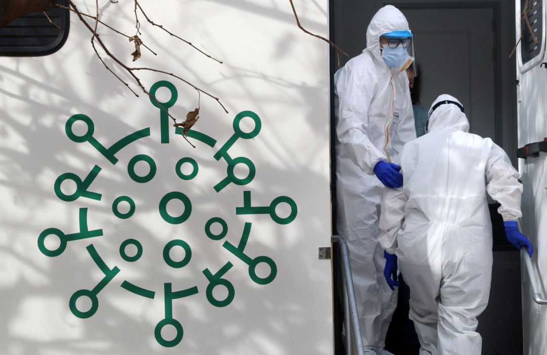 Los sanitarios, protegidos con sus EPIS Los sanitarios, protegidos con sus EPIS