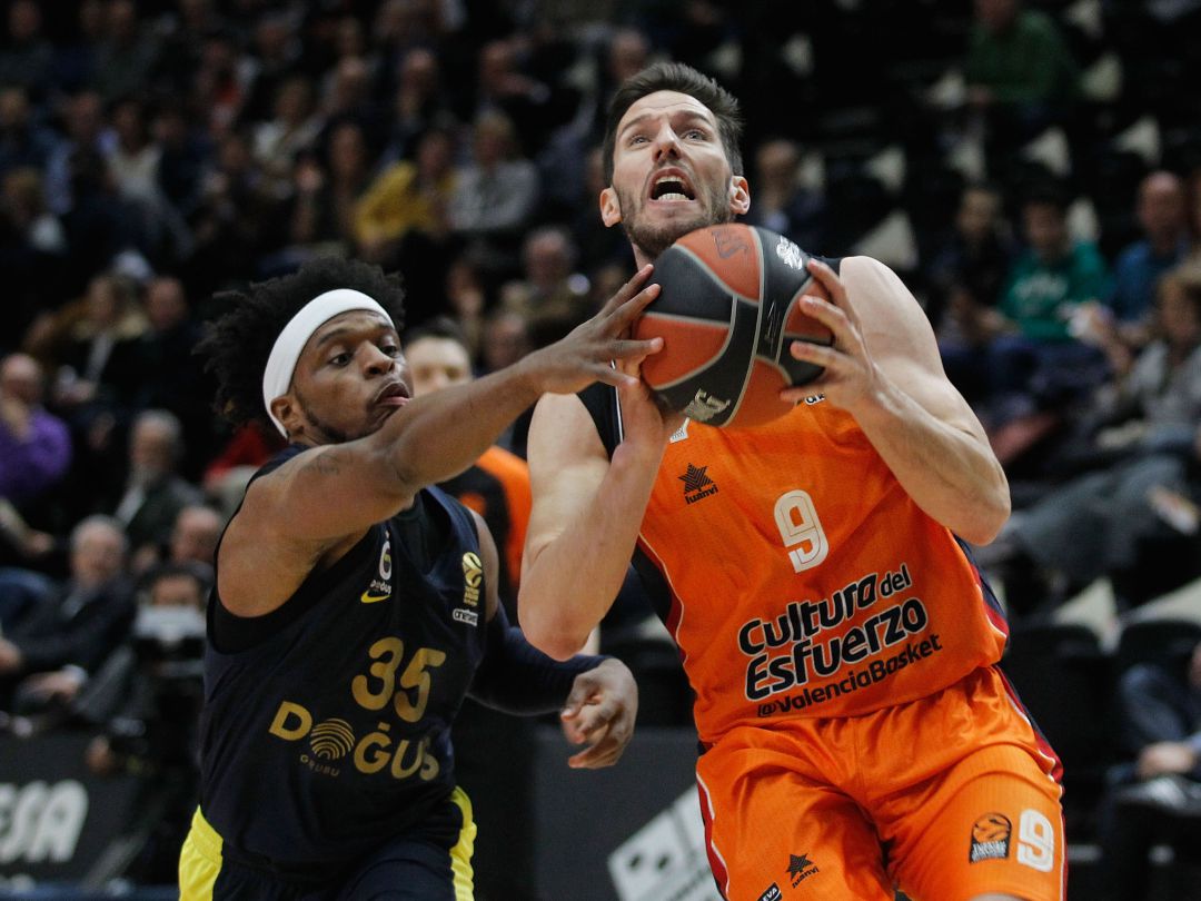 San Van Rossom penetra a canasta ante Ali Muhammed en el último partido entre ambos equipos en la Fonteta San Van Rossom penetra a canasta ante Ali Muhammed en el último partido entre ambos equipos en la Fonteta
