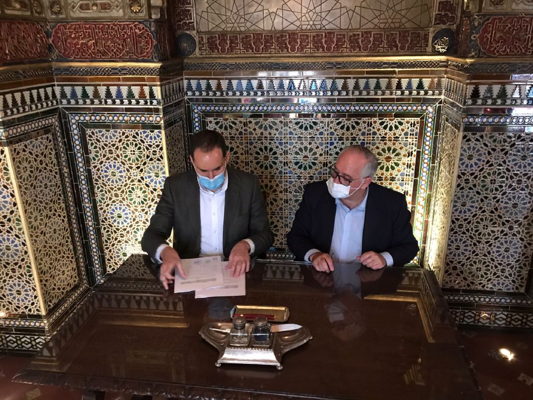 El alcalde de Arjona, Juan Latorre y el delegado de Fomento, Jesús Estrella han firmado un convenio para transformar la Plaza San Martín El alcalde de Arjona, Juan Latorre y el delegado de Fomento, Jesús Estrella han firmado un convenio para transformar la Plaza San Martín