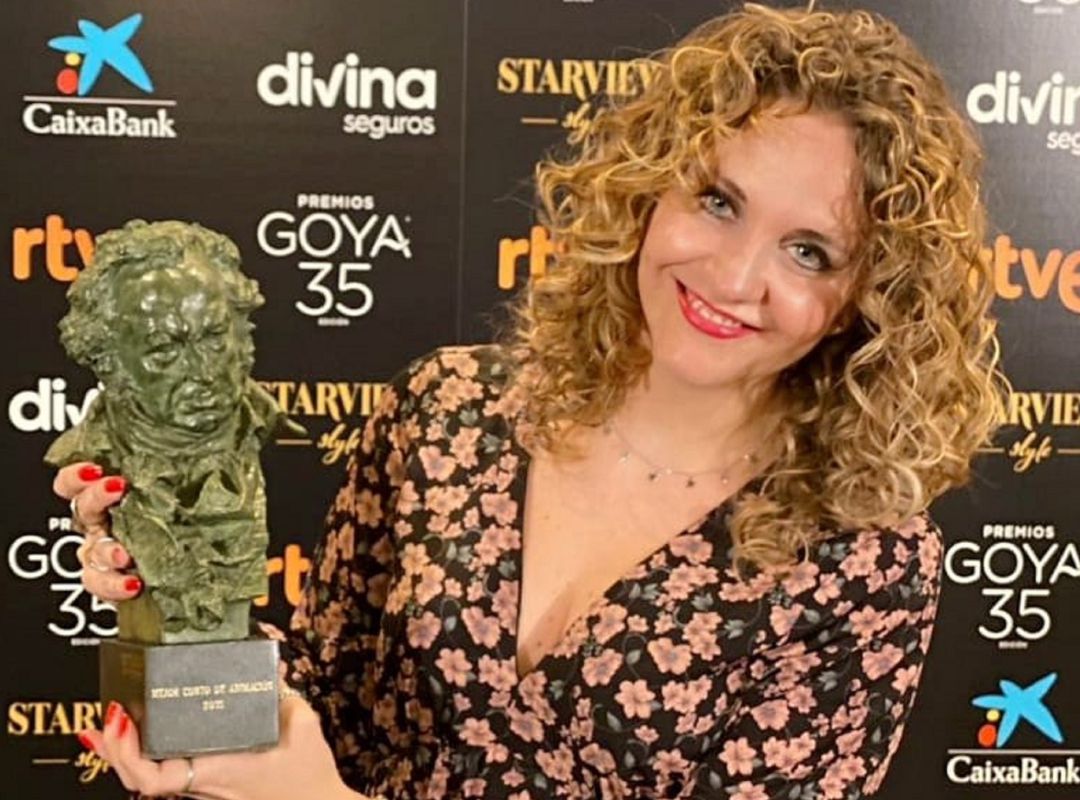 Elsa Moya, posando con el Premio Goya Elsa Moya, posando con el Premio Goya