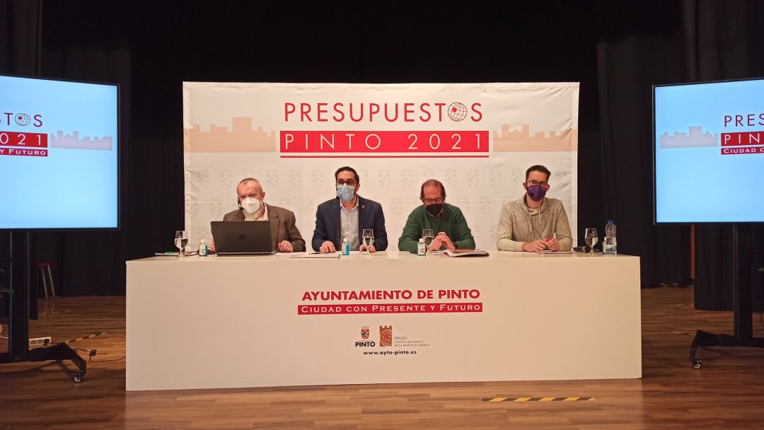 El alcalde de Pinto (2i), Diego Ortiz (PSOE), Rafael Sánchez (Unidas Pinto), concejal de Gobierno Abierto y Servicios Públicos, (2d) e Isaac López (Podemos), concejal de Educación, Juventud, Infancia, Formación y Empleo (1d). El alcalde de Pinto (2i), Diego Ortiz (PSOE), Rafael Sánchez (Unidas Pinto), concejal de Gobierno Abierto y Servicios Públicos, (2d) e Isaac López (Podemos), concejal de Educación, Juventud, Infancia, Formación y Empleo (1d).