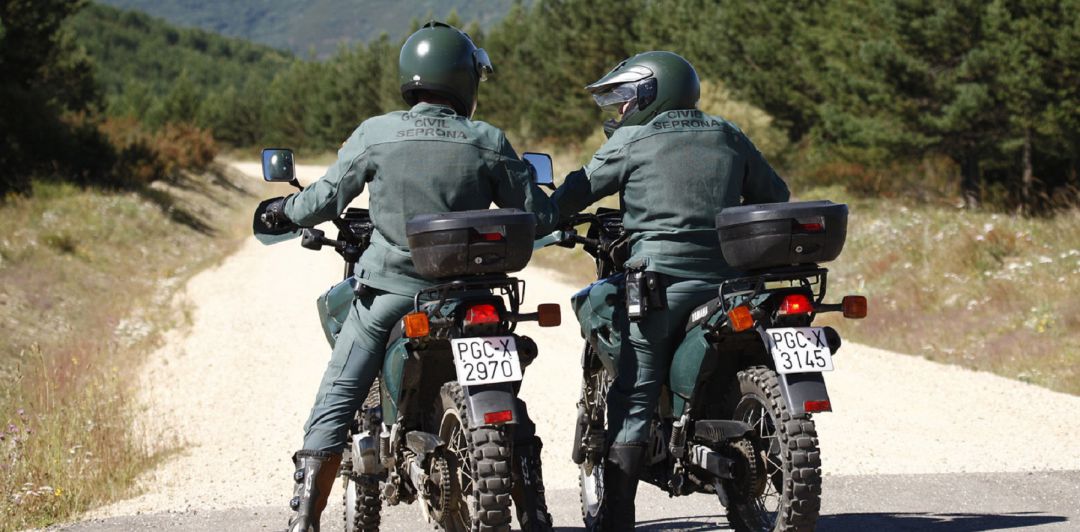 Dos agentes del SEPRONA patrullan en una imagen de archivo. Dos agentes del SEPRONA patrullan en una imagen de archivo.