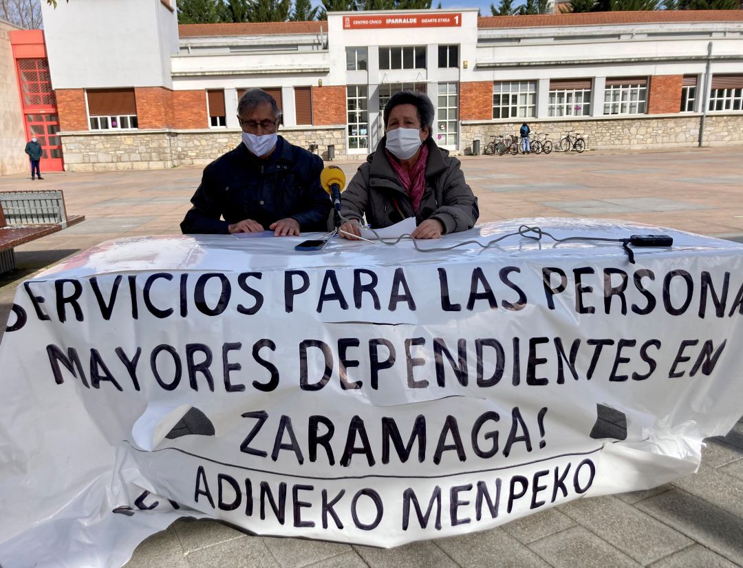A la izquierda, José Mari Quirce; a la derecha, Celia de Vicente, miembros de la Asociación de Vecinos y Vecinas Bizigarri A la izquierda, José Mari Quirce; a la derecha, Celia de Vicente, miembros de la Asociación de Vecinos y Vecinas Bizigarri