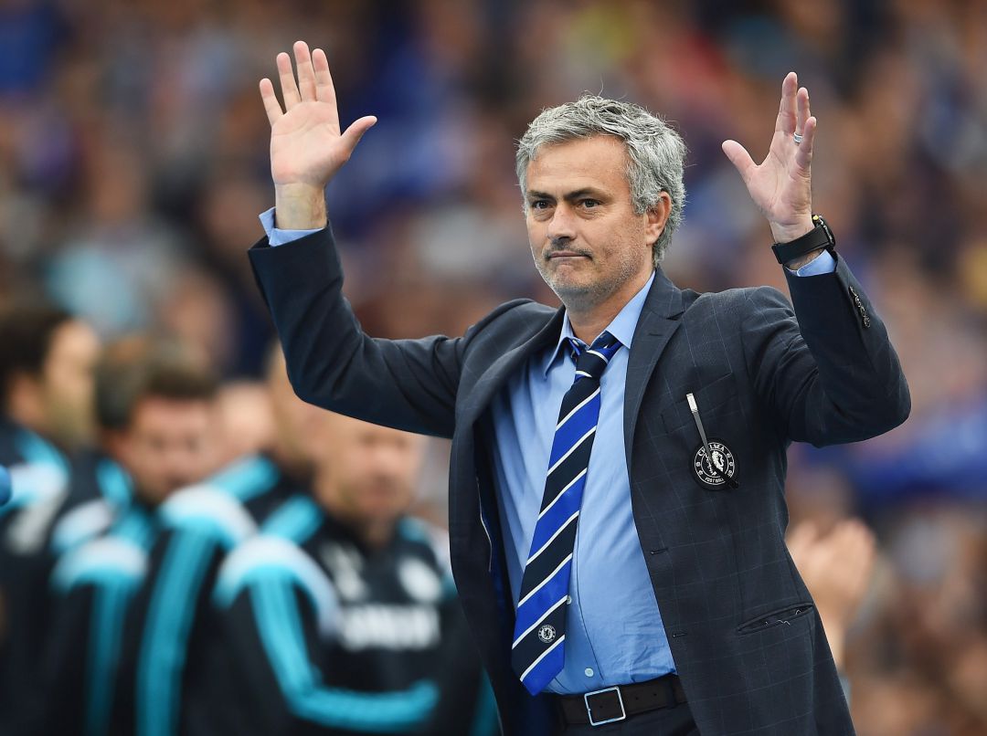 José Mourinho saluda a la afición de Stamford Bridge José Mourinho saluda a la afición de Stamford Bridge
