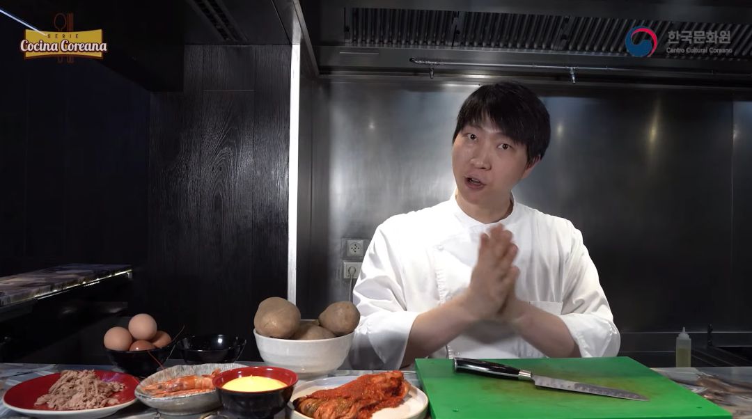 El chef coreano Luke Jang ha sido el encargado de impartir del taller 'on line' de cocina con kimchi. El chef coreano Luke Jang ha sido el encargado de impartir del taller 'on line' de cocina con kimchi.