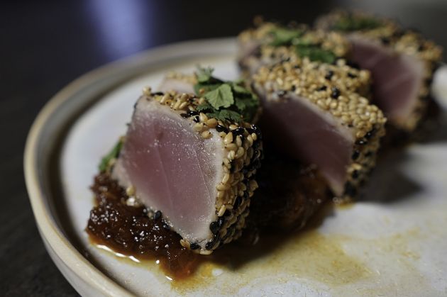 Tataki de atún rojo con kimchi caramelizado. Tataki de atún rojo con kimchi caramelizado.