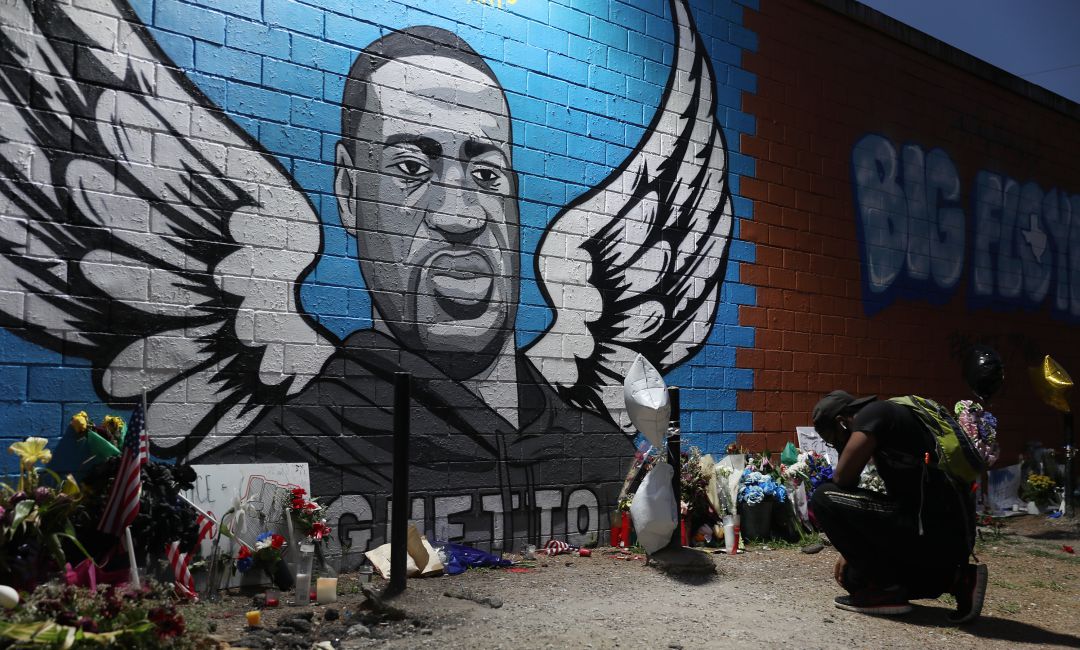 Un mural en memoria de George Floyd. Un mural en memoria de George Floyd.