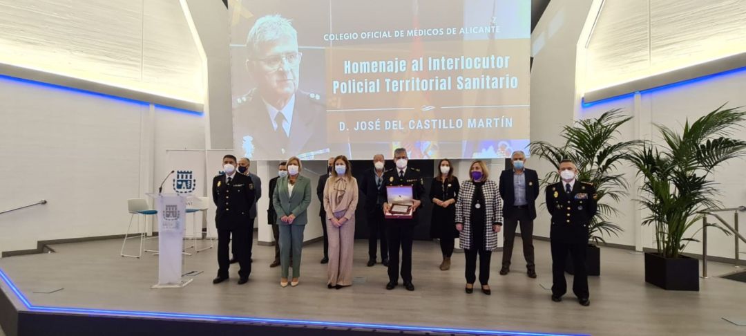 José del Castillo (sujetando la placa), interlocutor policial territorial sanitario provincial y a su derecha, María Isabel Moya, presidenta del COMA José del Castillo (sujetando la placa), interlocutor policial territorial sanitario provincial y a su derecha, María Isabel Moya, presidenta del COMA