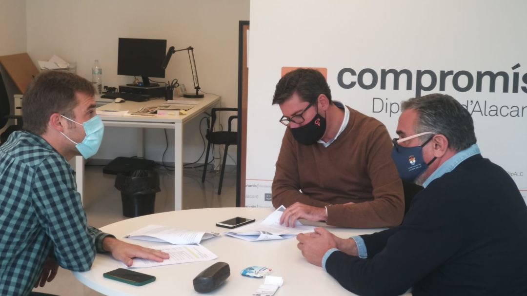 El diputado de Cs Javier Gutiérrez (c), en una reciente reunión con el diputado de Compromís, Gerard Fullana, para abordar los presupuestos. El diputado de Cs Javier Gutiérrez (c), en una reciente reunión con el diputado de Compromís, Gerard Fullana, para abordar los presupuestos.