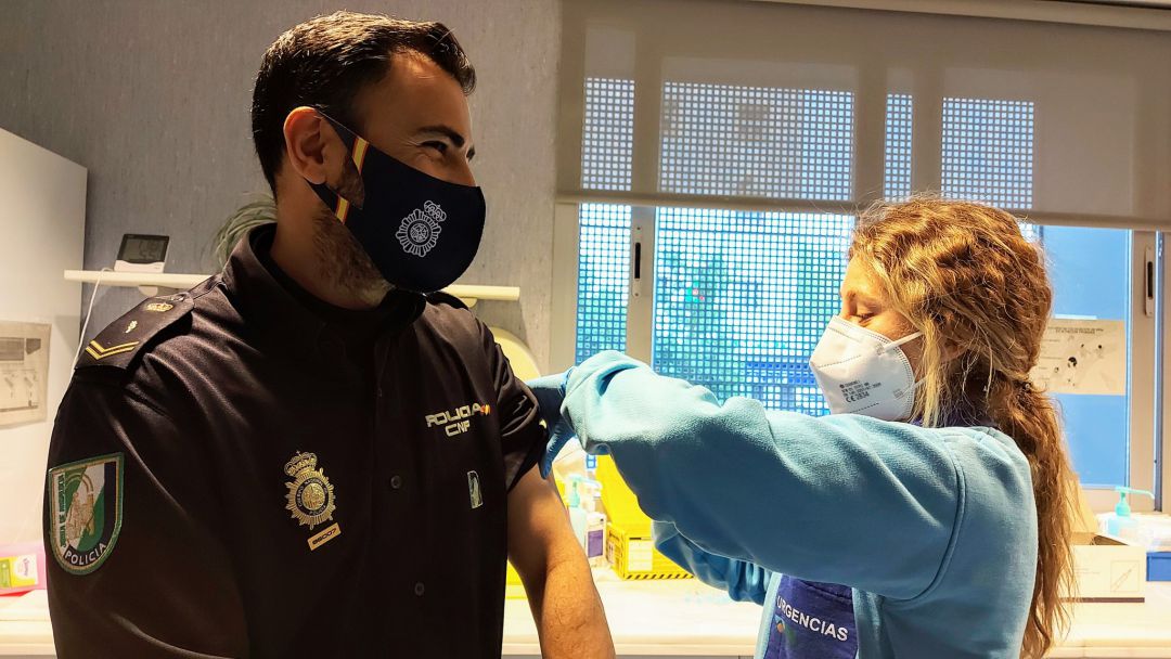 Vacunación a los agentes de Policía Nacional en Córdoba foto de archivo Vacunación a los agentes de Policía Nacional en Córdoba foto de archivo