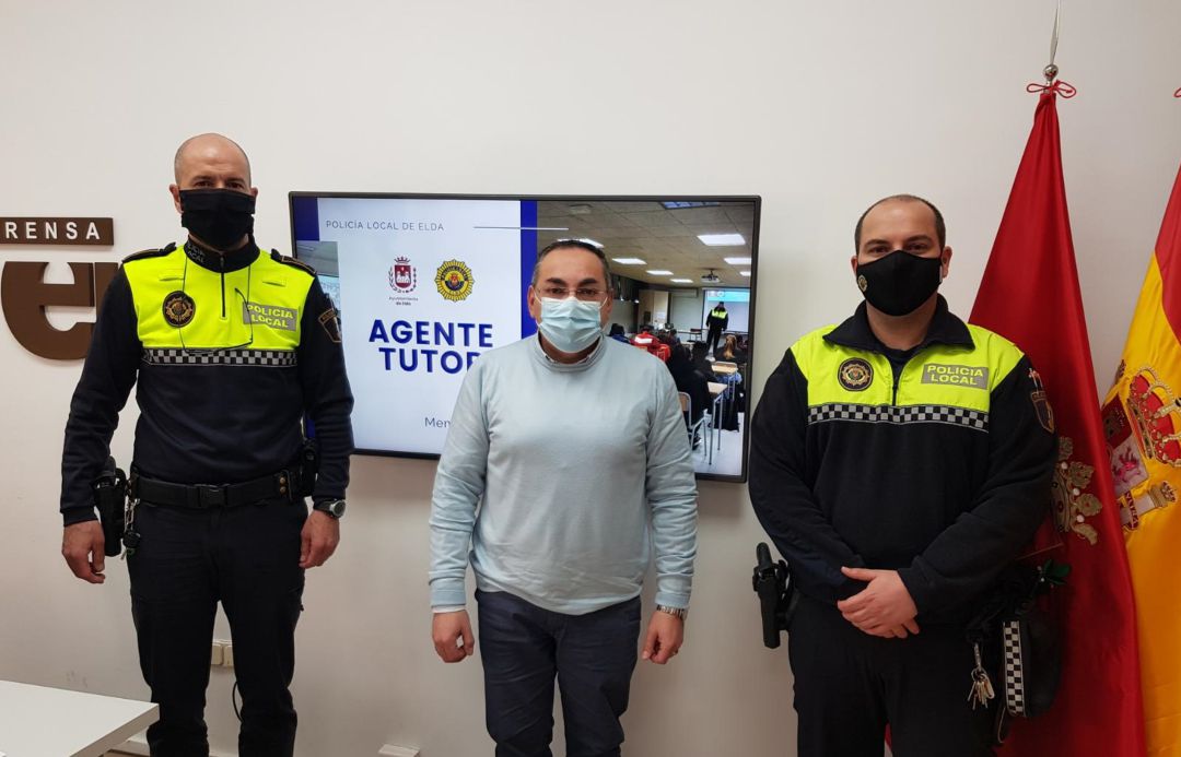 Unidad de Agente Tutor Elda junto con el concejal de Seguridad Ciudadana Unidad de Agente Tutor Elda junto con el concejal de Seguridad Ciudadana
