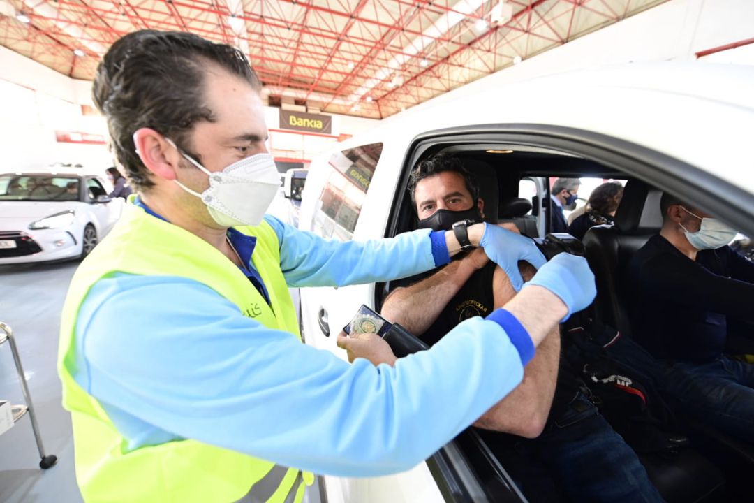Vacunación contra la covid de agentes de la Policía Local de Granada en las instalaciones de la Feria de Muestras de Armilla (Fermasa) Vacunación contra la covid de agentes de la Policía Local de Granada en las instalaciones de la Feria de Muestras de Armilla (Fermasa)