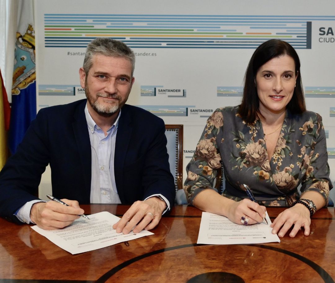 La alcaldesa de Santander, Gema Igual (PP), y Javier Ceruti, portavoz de Cs en el Ayuntamiento. La alcaldesa de Santander, Gema Igual (PP), y Javier Ceruti, portavoz de Cs en el Ayuntamiento.
