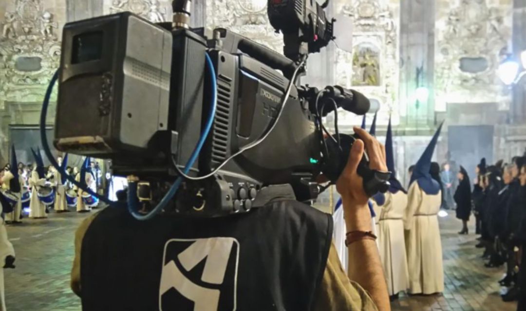 Equipo de televisión en plena retransmisión de una procesión Equipo de televisión en plena retransmisión de una procesión