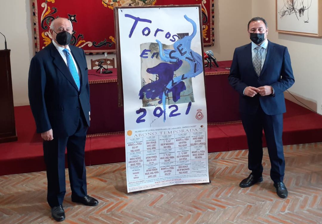 El empresario Ramón Valencia, a la izquierda, y el delegado del Gobierno de la Junta en Sevilla, Ricardo Sánchez, posan junto a los carteles de la temporada 2021 en la Maestranza El empresario Ramón Valencia, a la izquierda, y el delegado del Gobierno de la Junta en Sevilla, Ricardo Sánchez, posan junto a los carteles de la temporada 2021 en la Maestranza