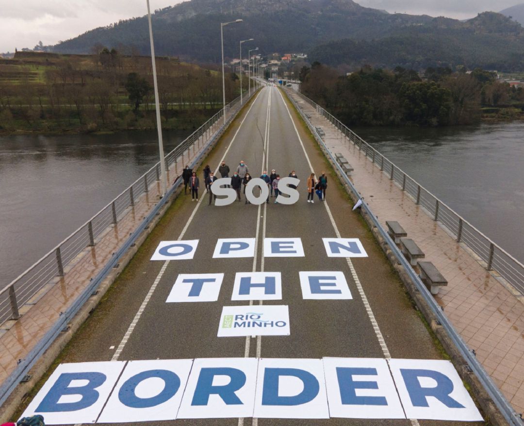 Protesta de los alcaldes de la raia del Miño en el puente que une Tomiño con Vila Nova de Cerveira. Protesta de los alcaldes de la raia del Miño en el puente que une Tomiño con Vila Nova de Cerveira.
