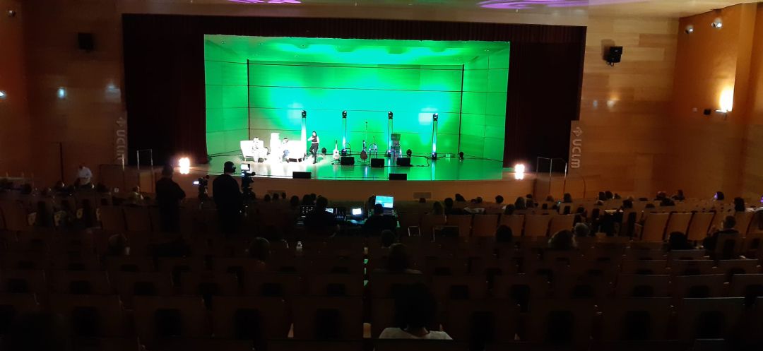 Panorámica del Paraninfo Luis Arroyo durante el encuentro Dial con Rozalén, con aforo reducido Panorámica del Paraninfo Luis Arroyo durante el encuentro Dial con Rozalén, con aforo reducido