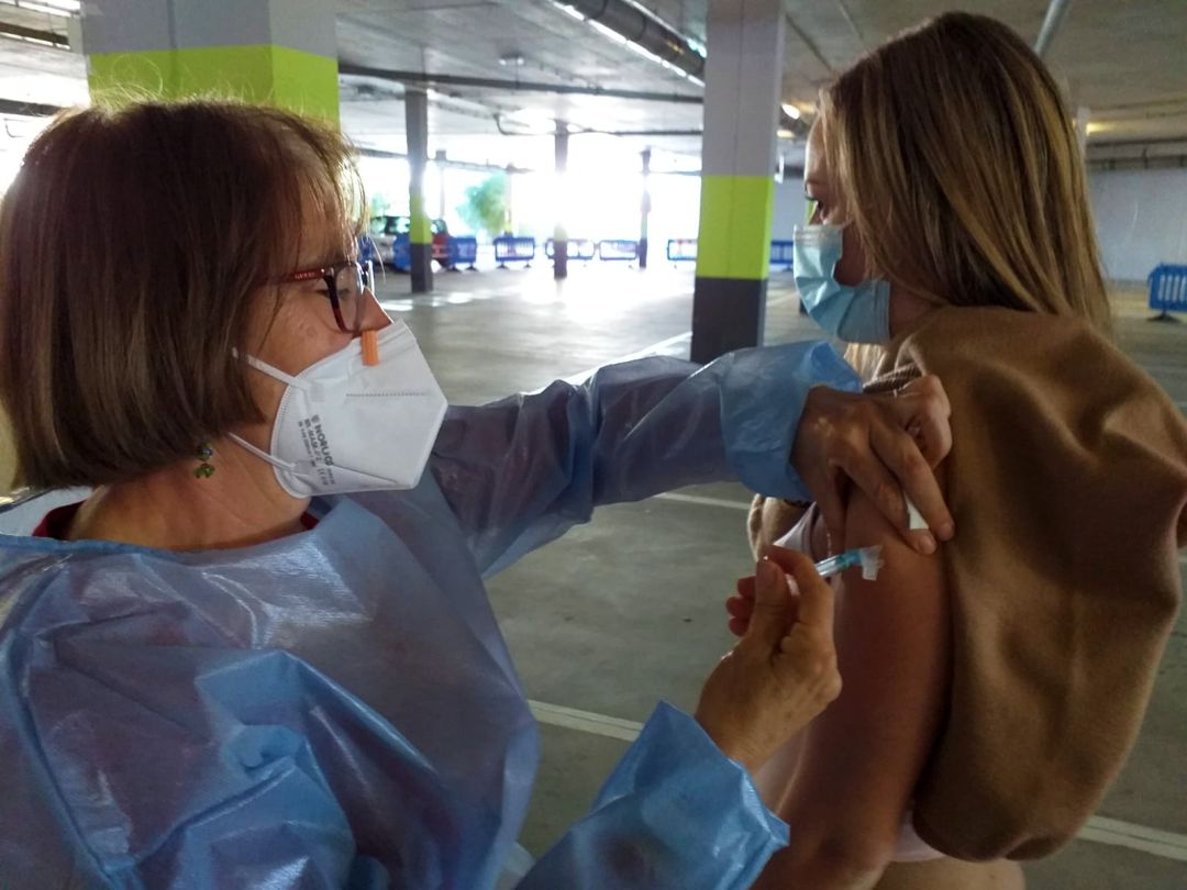 Una profesora recibiendo la primera dosis de la vacuna. Una profesora recibiendo la primera dosis de la vacuna.