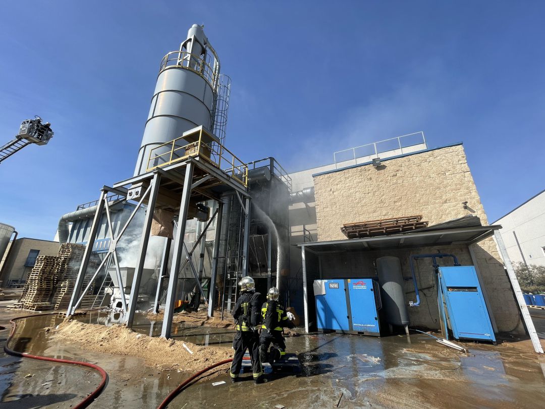 En el lugar han trabajado seis dotaciones de Bomberos de la Comunidad de Madrid. En el lugar han trabajado seis dotaciones de Bomberos de la Comunidad de Madrid.