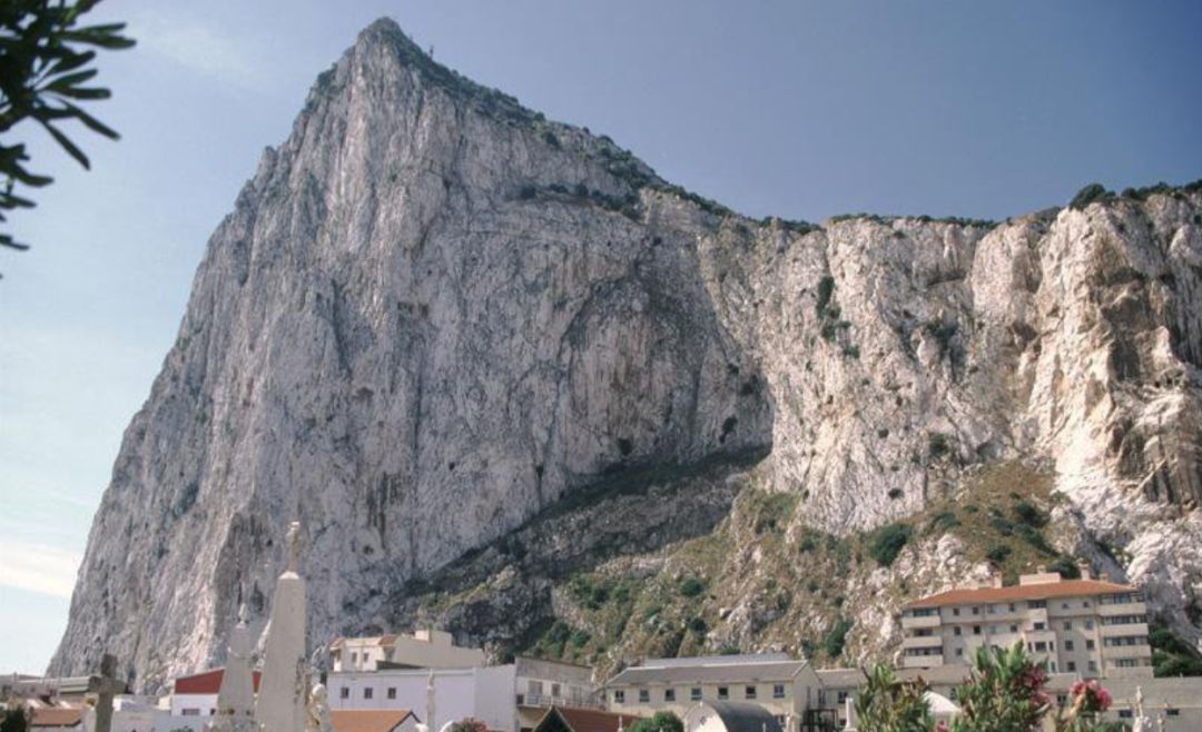 El peñón de Gibraltar. El peñón de Gibraltar.
