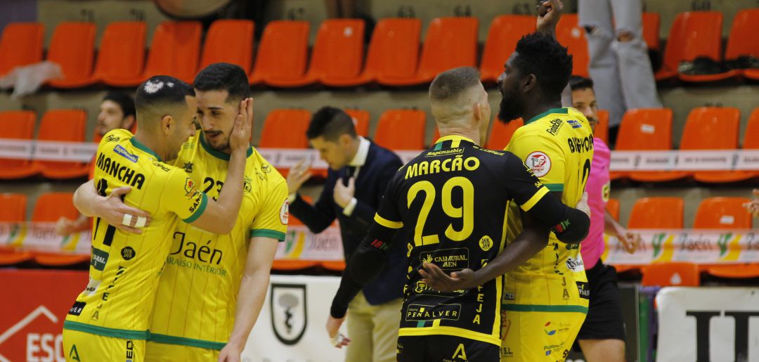 Los jugadores del Jaén Paraíso Interior celebran el primer tanto del partido. Los jugadores del Jaén Paraíso Interior celebran el primer tanto del partido.