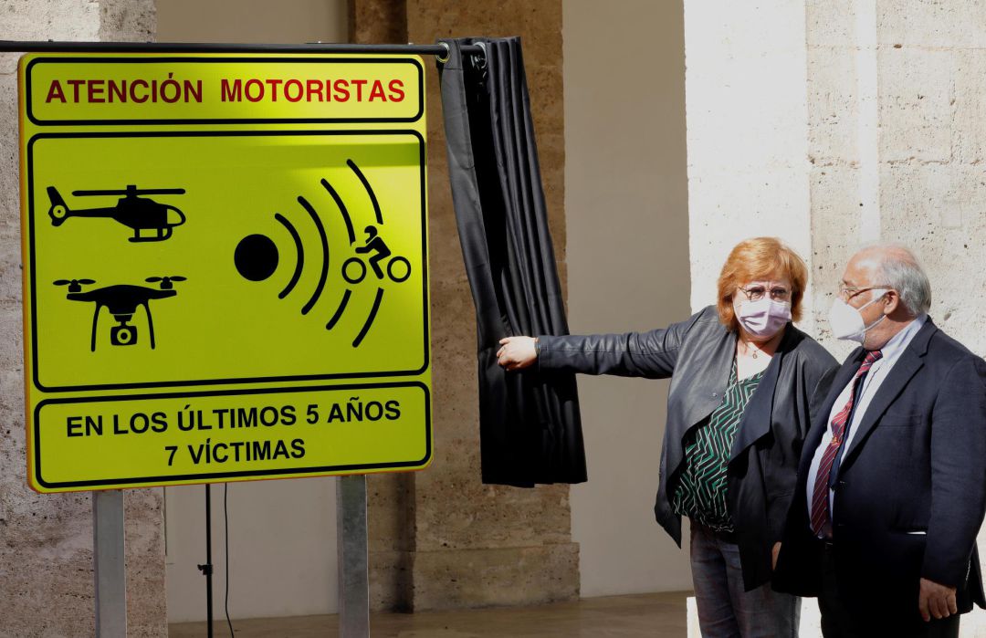 La delegada del Gobierno, Gloria Calero, y el director de la DGT, Pere Navarro, han presentado este sábado las nuevas señales con las que se identificaran estos tramos de mayor riesgo para motoristas y tratar de prevenir los accidentes. La delegada del Gobierno, Gloria Calero, y el director de la DGT, Pere Navarro, han presentado este sábado las nuevas señales con las que se identificaran estos tramos de mayor riesgo para motoristas y tratar de prevenir los accidentes.