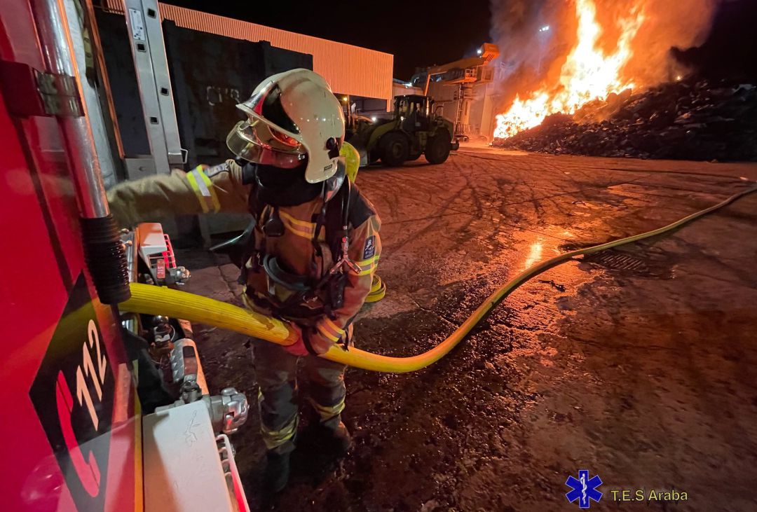 Un bombero participa en la extinción del incendio Un bombero participa en la extinción del incendio