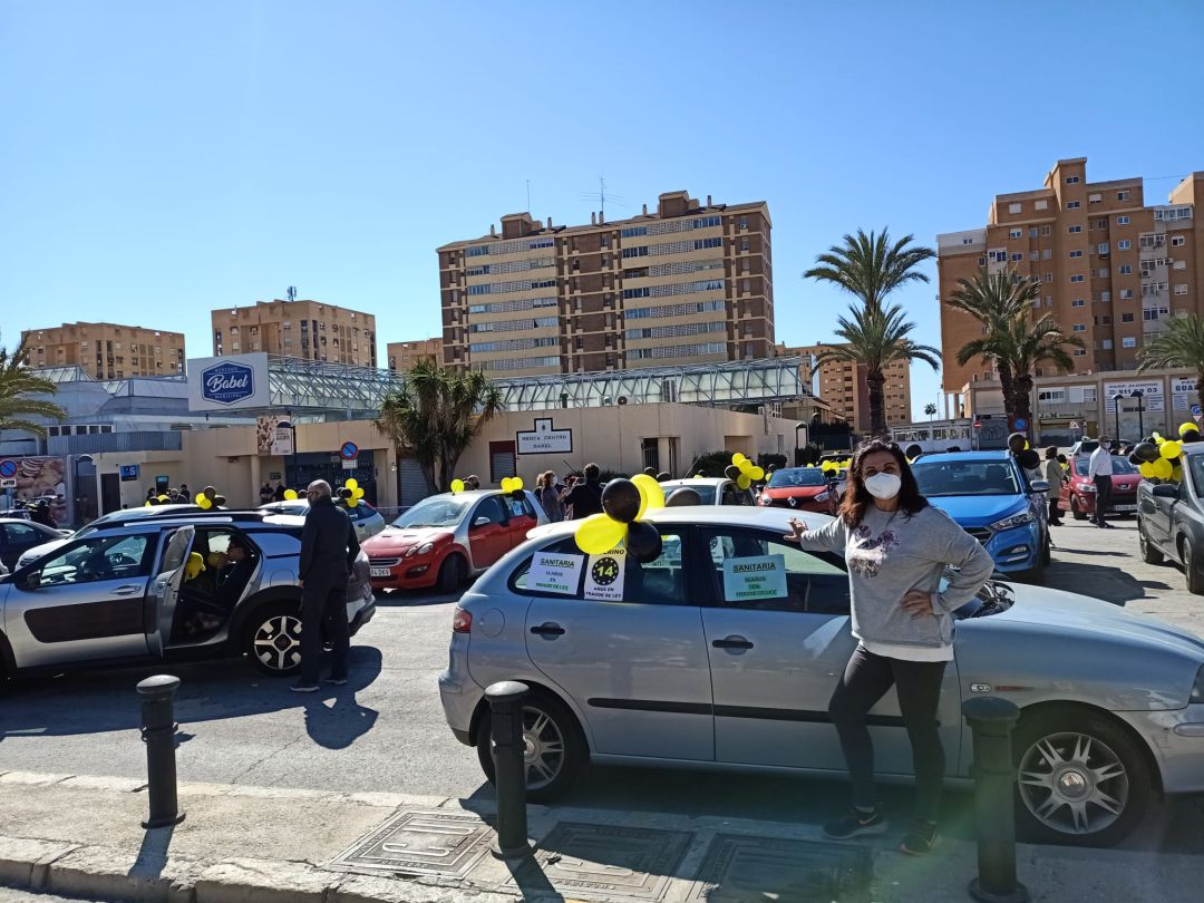 Caravana de interinos en el aparcamiento del Mercado de Babel Caravana de interinos en el aparcamiento del Mercado de Babel