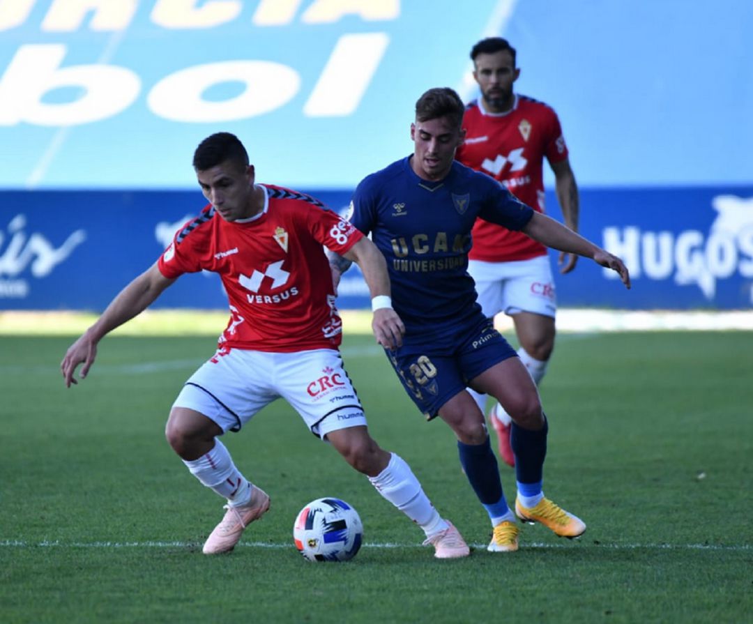 Carrillo pugna el balón con Alberto Fernández Carrillo pugna el balón con Alberto Fernández