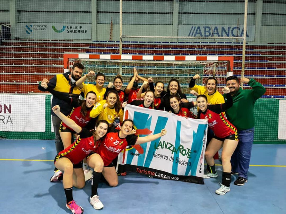 Jugadoras y cuerpo técnico del Lanzarote Zonzamas celebrando la clasificación para luchar por el ascenso. Jugadoras y cuerpo técnico del Lanzarote Zonzamas celebrando la clasificación para luchar por el ascenso.