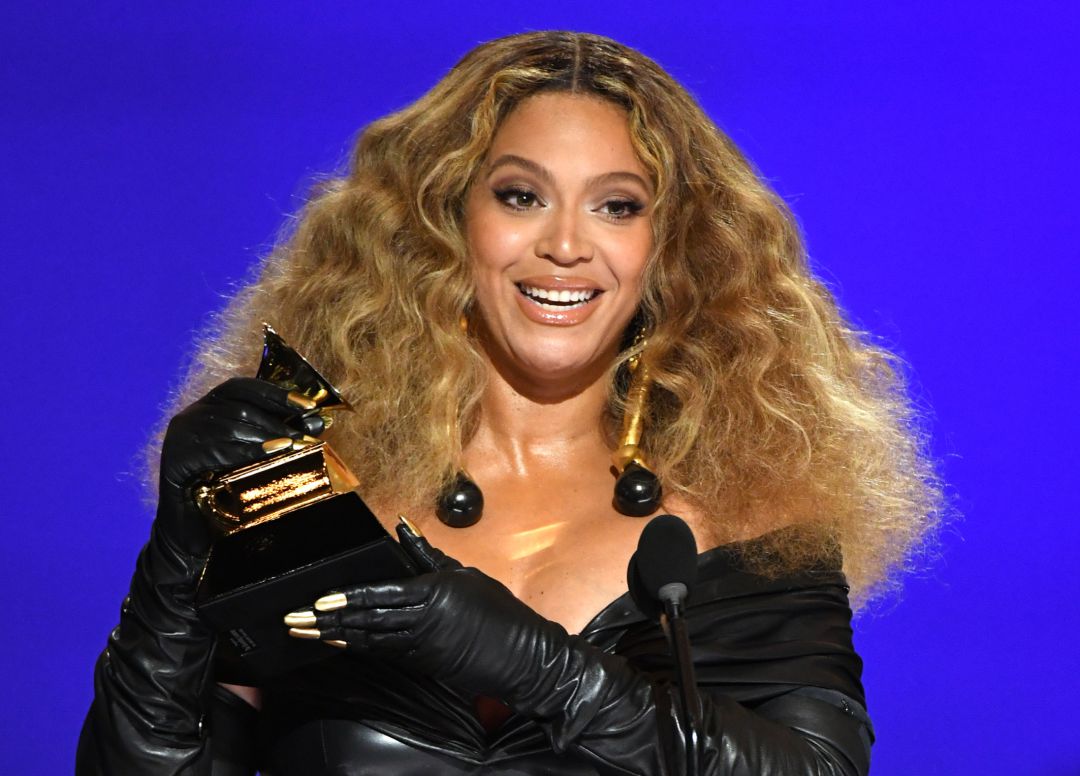 Beyoncé recogiendo uno de los grammy con los que ha hecho historia este domingo en Centro de Convenciones de Los Ángeles Beyoncé recogiendo uno de los grammy con los que ha hecho historia este domingo en Centro de Convenciones de Los Ángeles