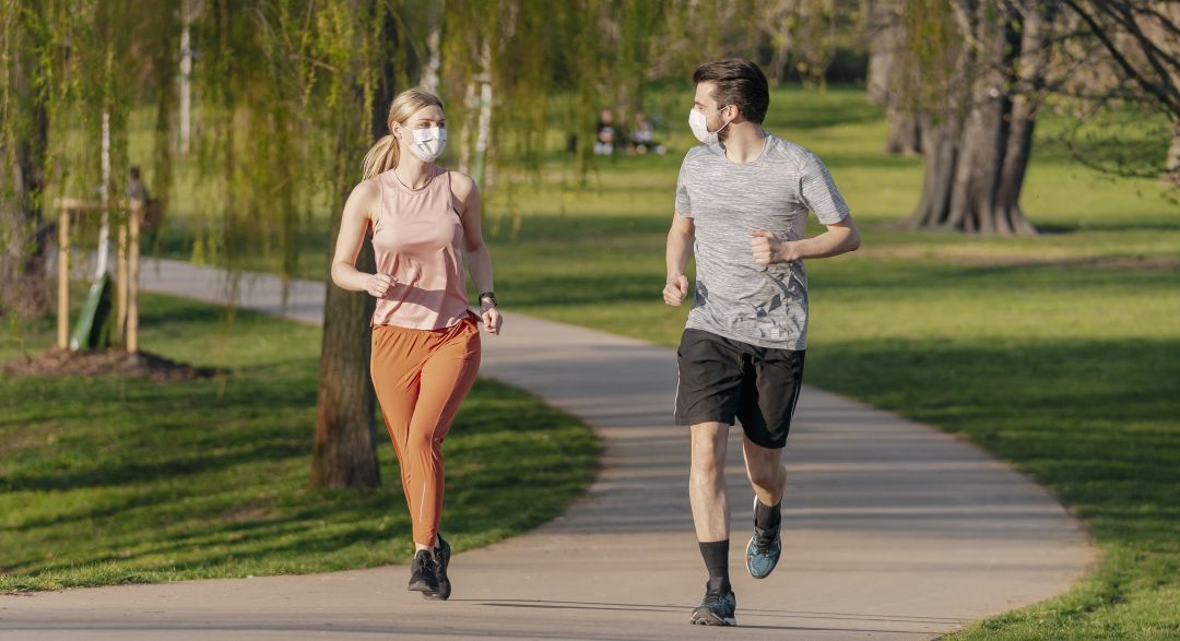 Dos corredores con mascarilla. Dos corredores con mascarilla.