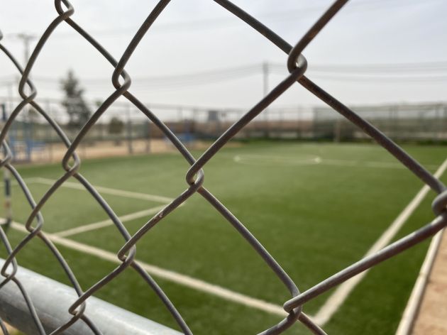 La cancha de césped artificial construida por Unicef en el campo de refugiados de Zaatari donde entrena Maram. La cancha de césped artificial construida por Unicef en el campo de refugiados de Zaatari donde entrena Maram.