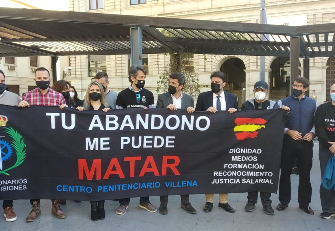 Mari Carmen Sánchez, detrás del cartel reivindicativo de los funcionarios de prisiones Mari Carmen Sánchez, detrás del cartel reivindicativo de los funcionarios de prisiones