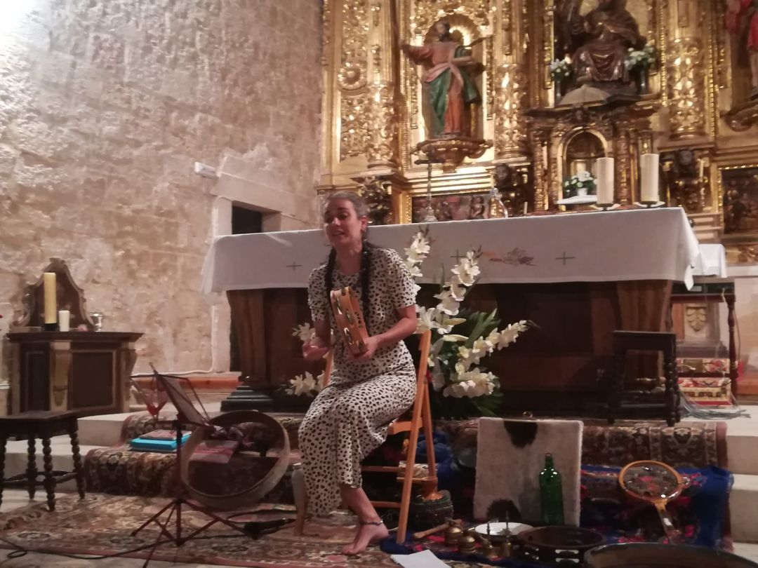 Imagen de archivo de una actuación de música folk celebrada en verano de 2020 en Gumiel de Mercado Imagen de archivo de una actuación de música folk celebrada en verano de 2020 en Gumiel de Mercado
