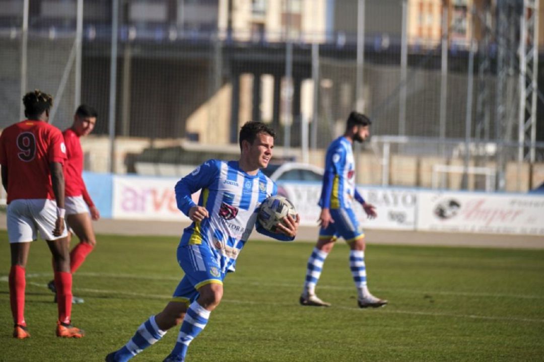 Mozo recoge el balón tras uno de los tantos de los ribereños en el reciente derbi ante el Real Burgos. Mozo recoge el balón tras uno de los tantos de los ribereños en el reciente derbi ante el Real Burgos.