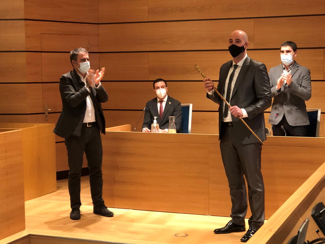 Jon Iraola recibe el bastón como nuevo alcalde de la ciudad Jon Iraola recibe el bastón como nuevo alcalde de la ciudad