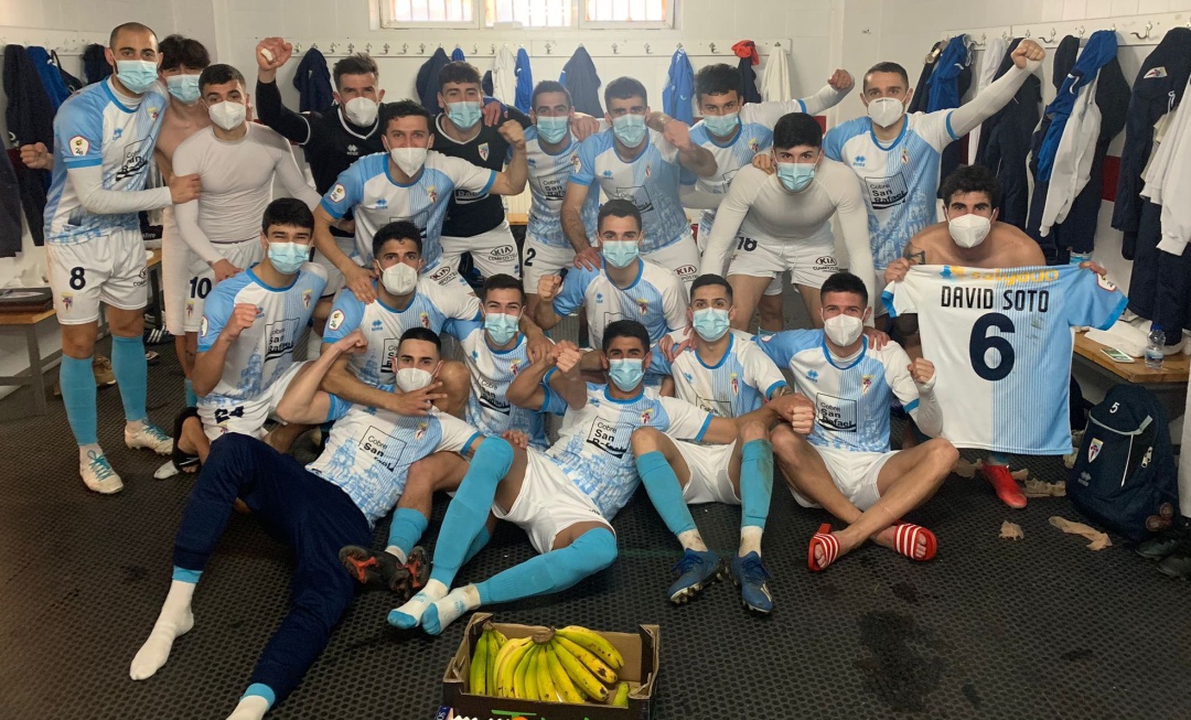 Los jugadores de la SD Compostela celebran la permanencia en el vestuario del Ruta de La Plata Los jugadores de la SD Compostela celebran la permanencia en el vestuario del Ruta de La Plata